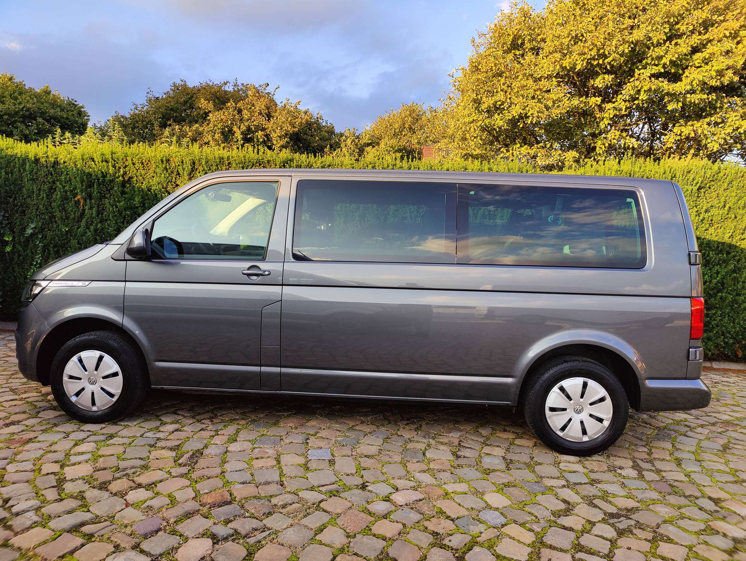 acb5b20f-eba3-4e8a-ba46-f5c742b537704-volkswagen-t6-1-caravelle-2-0-tdi-scr-bmt-dsg-comfortline-9pl-eu6d-20260912.jpg