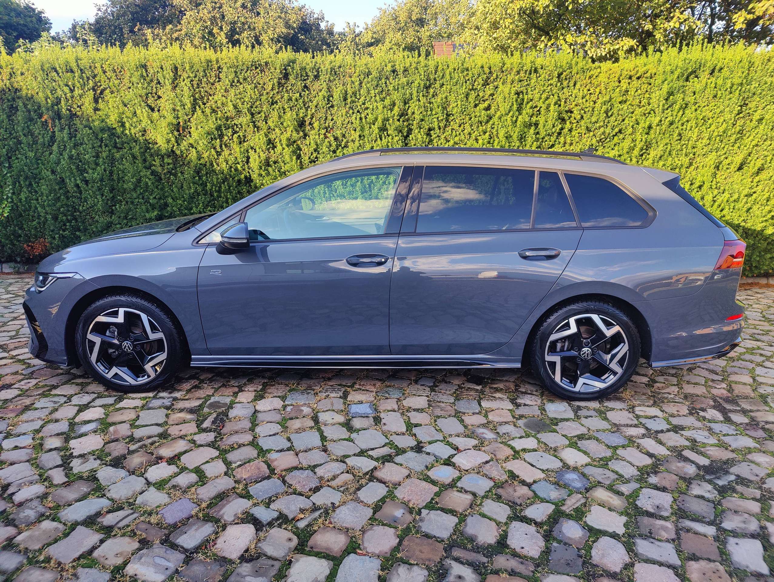 aefda5e1-9ee1-4af0-958e-c212735980255-volkswagen-golf-variant-golf-variant-85-facelift-1-5-tsi-r-line-20260905.jpg