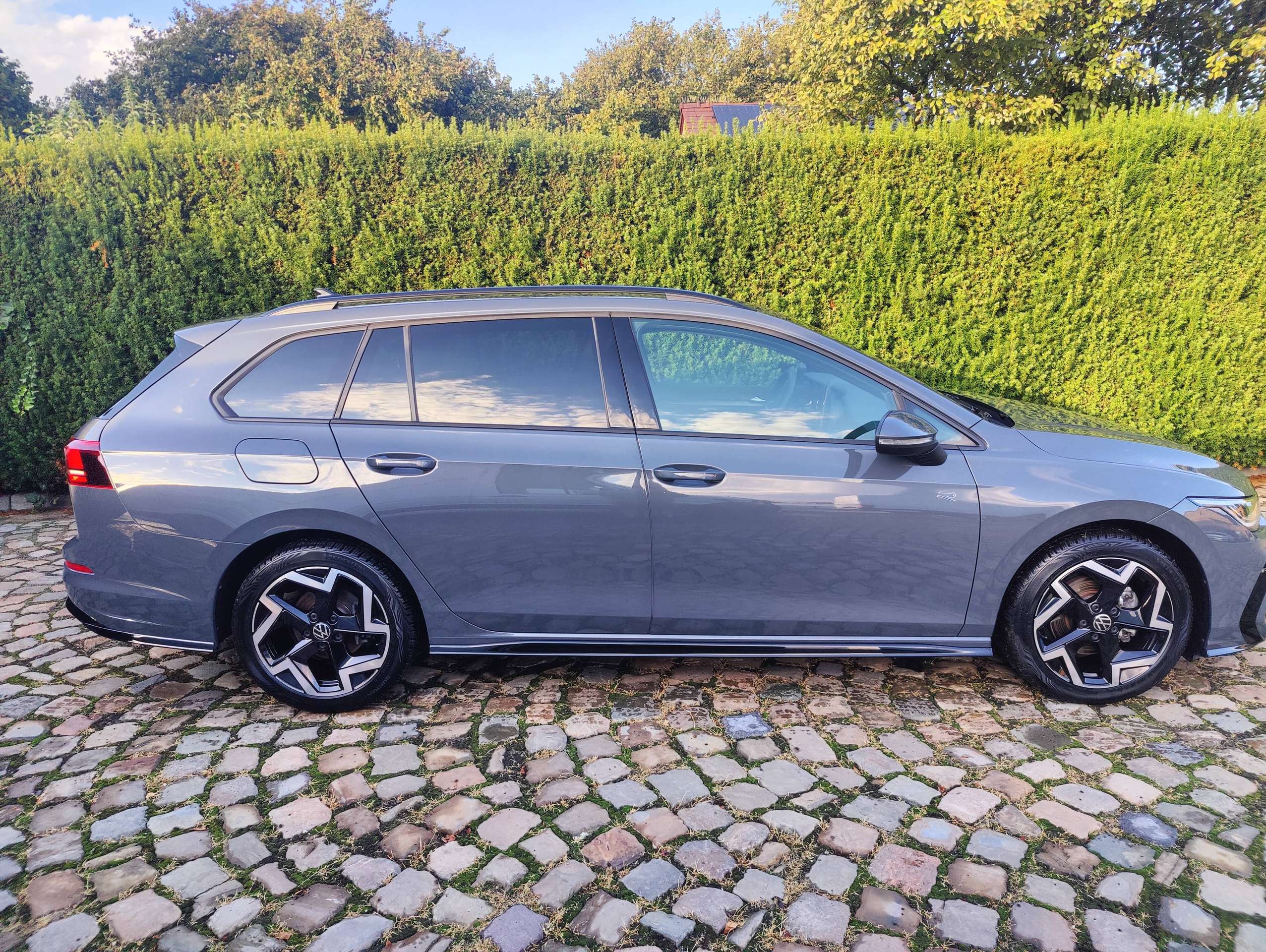 aefda5e1-9ee1-4af0-958e-c212735980259-volkswagen-golf-variant-golf-variant-85-facelift-1-5-tsi-r-line-20260905.jpg