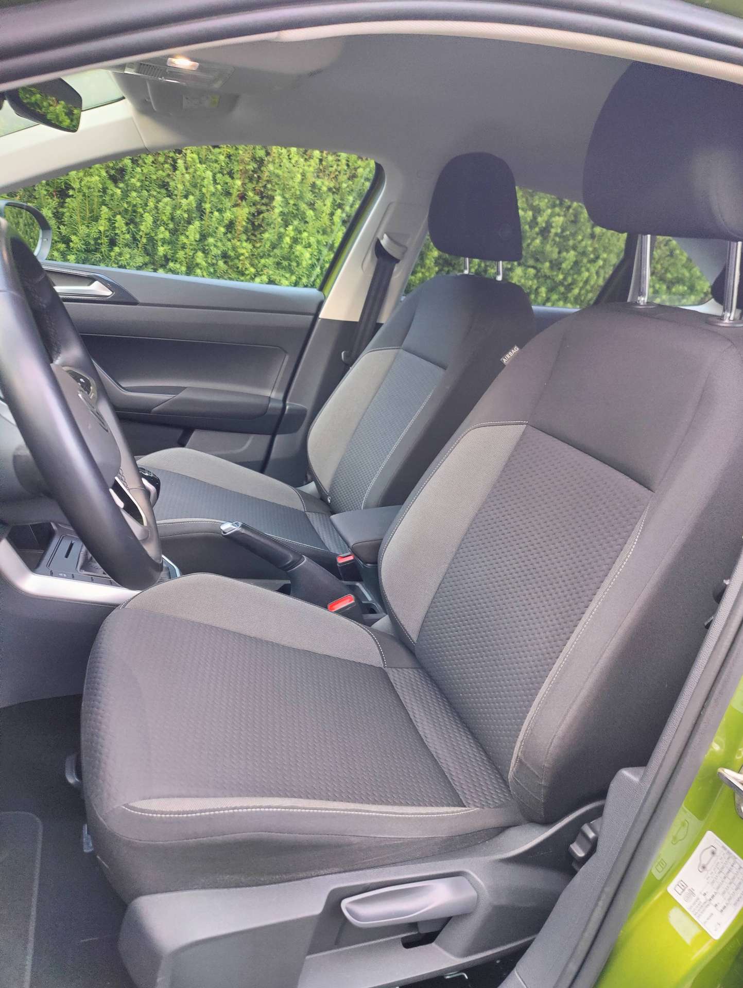 cdb9e261-a894-4b4a-9592-9c54a6420a9810-volkswagen-taigo-taigo-1-0-tsi-life-business-opf-20260908.jpg
