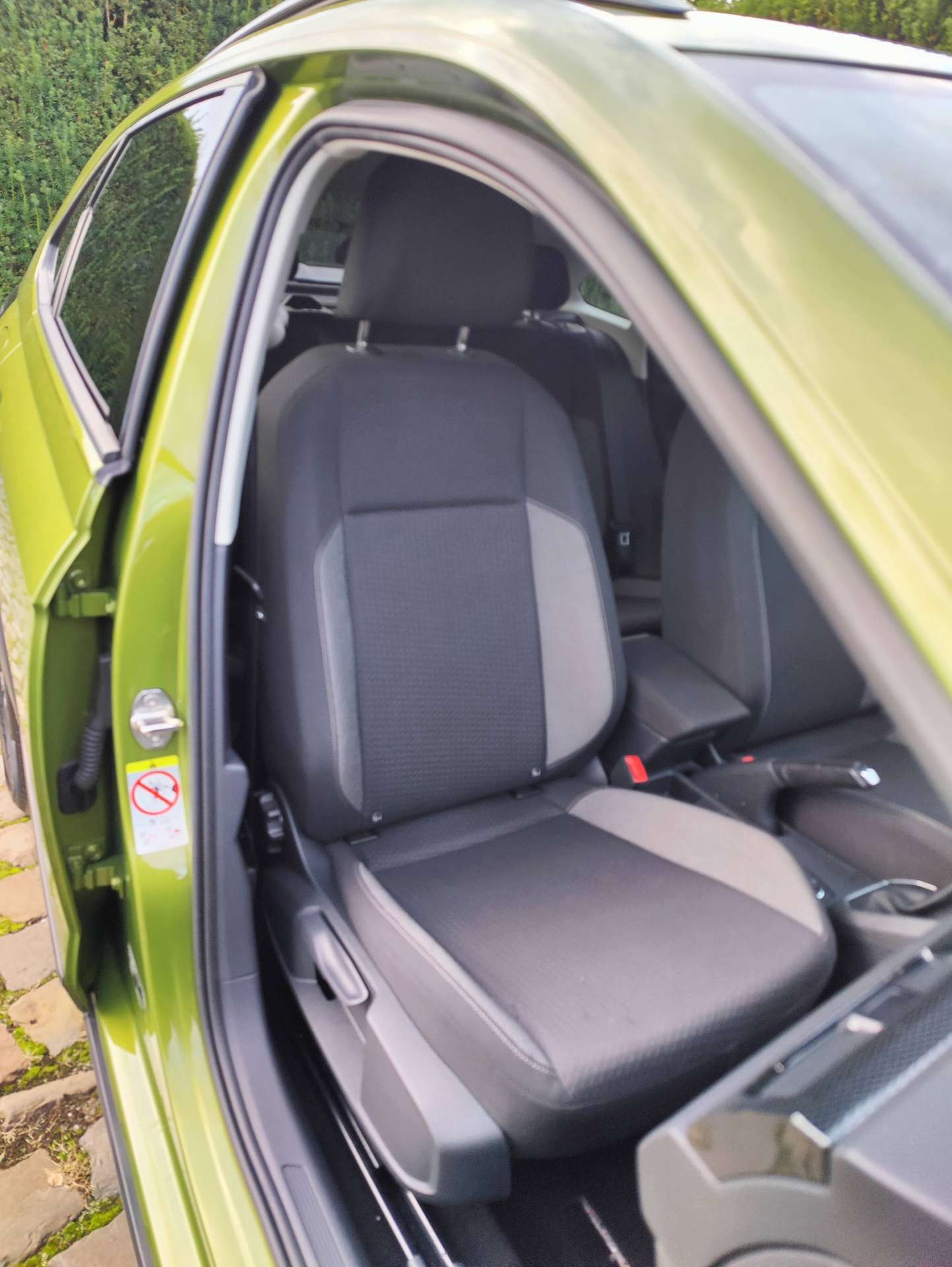 cdb9e261-a894-4b4a-9592-9c54a6420a9814-volkswagen-taigo-taigo-1-0-tsi-life-business-opf-20260908.jpg