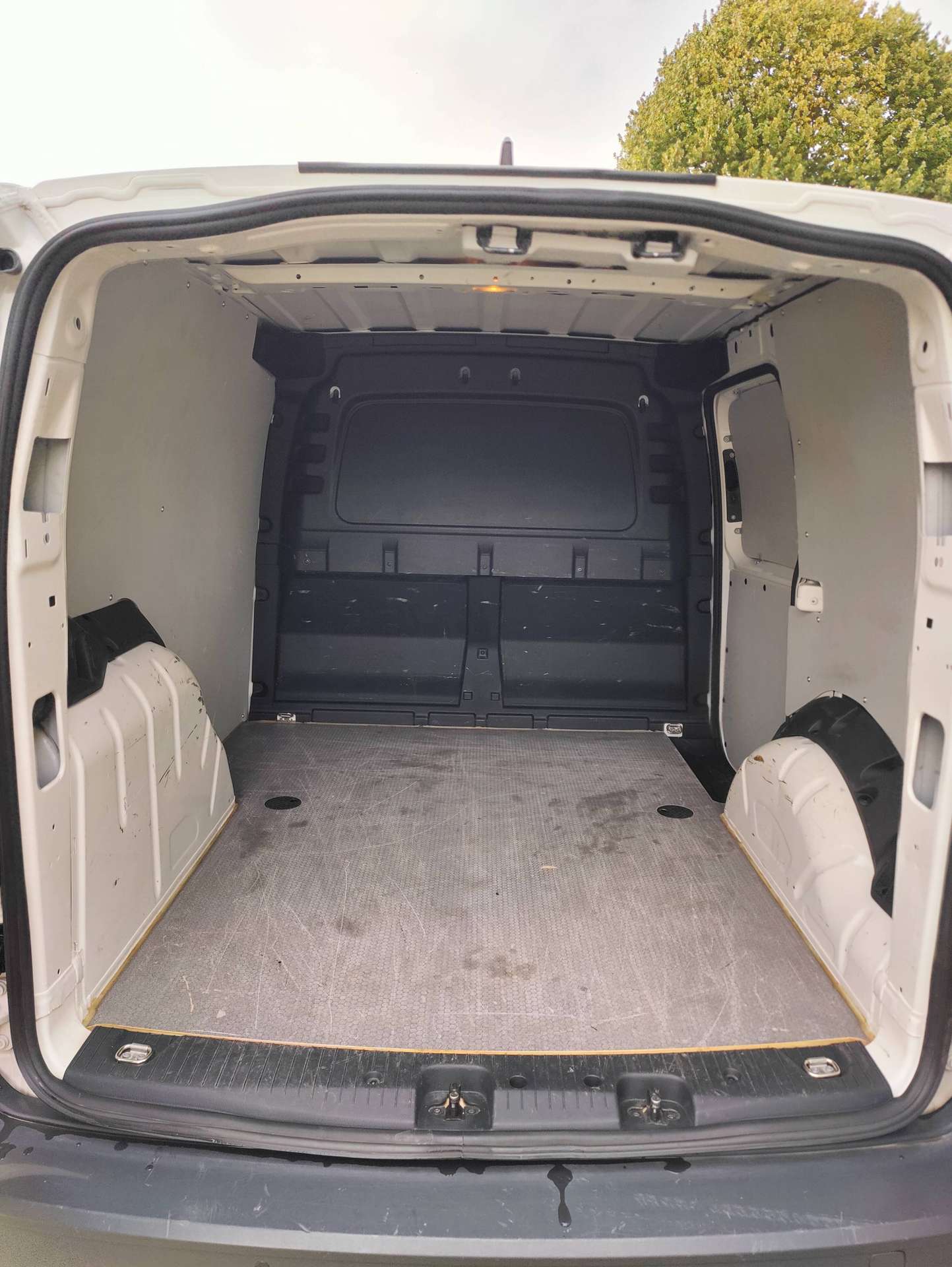ee10c9f1-0953-42d4-95e9-7d1bd5d62c0911-volkswagen-caddy-van-2-0-tdi-20260920.jpg