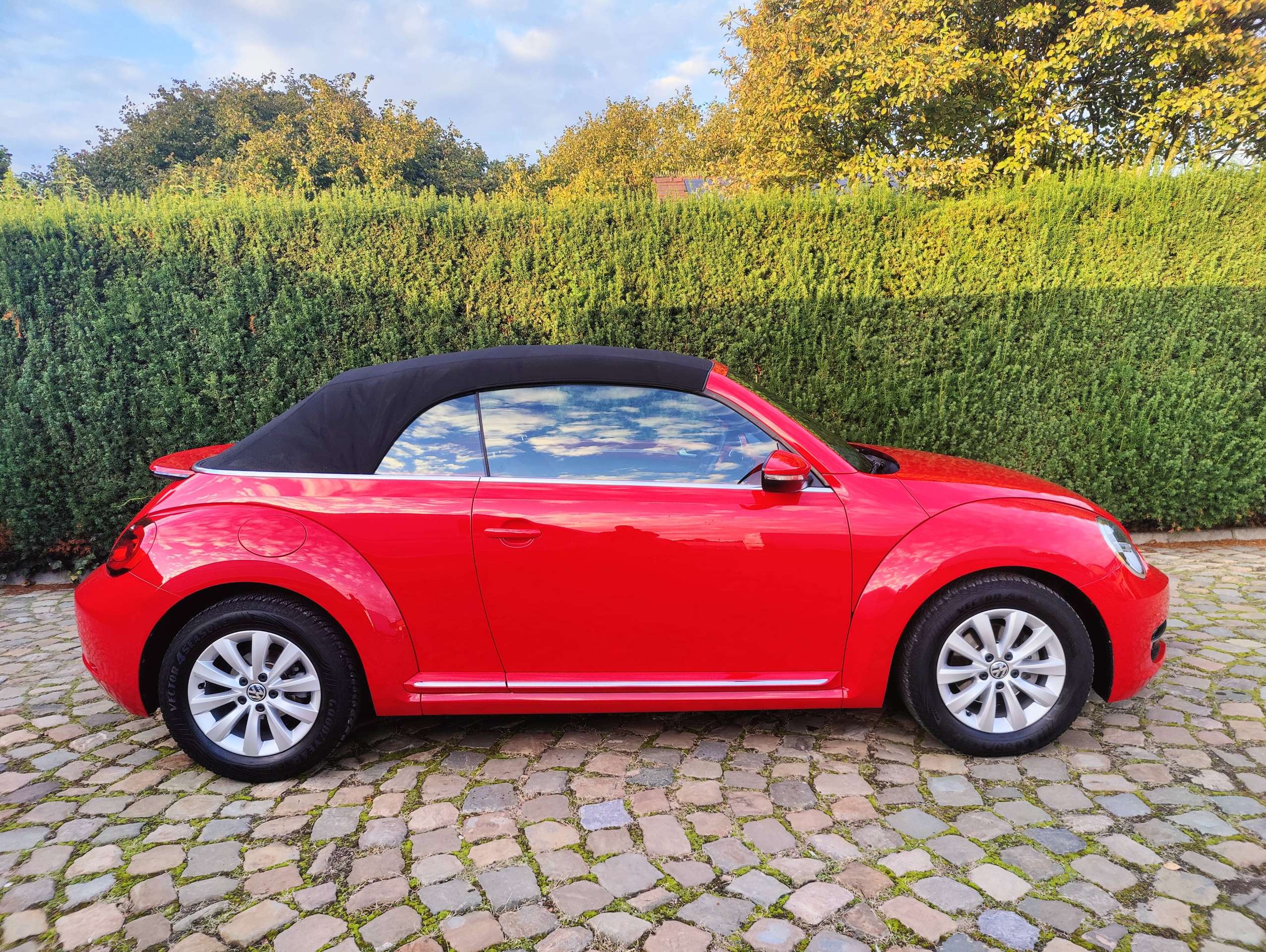 f6655673-ca74-40c7-b8f0-54574058a36d16-volkswagen-beetle-beetle-cabriolet-1-2-tsi-20260924.jpg