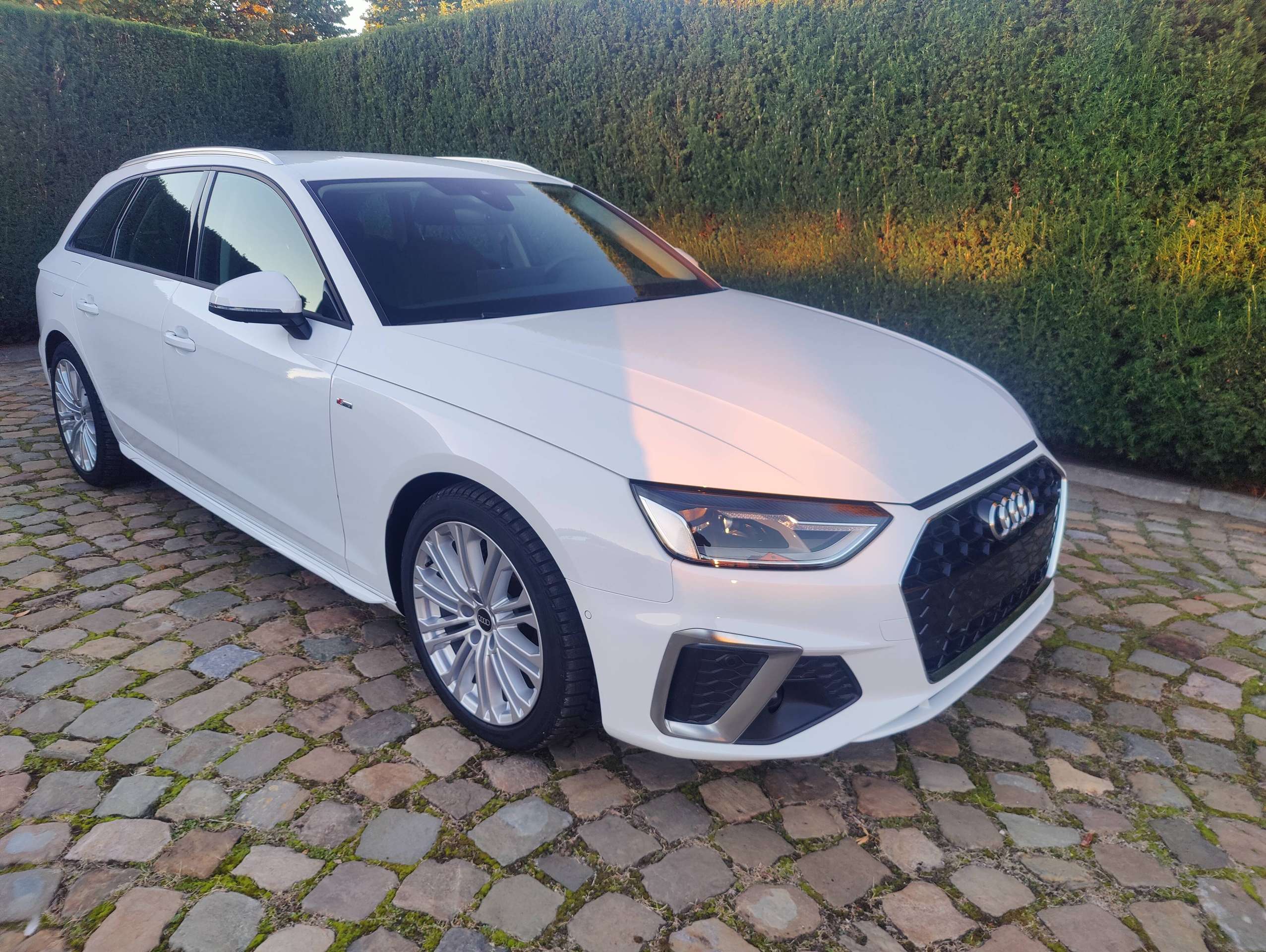 f82948d8-7f65-4296-84dd-e75adc64346c1-audi-a4-a4-avant-35-tfsi-sport-edition-s-line-s-tronic-20260926.jpg