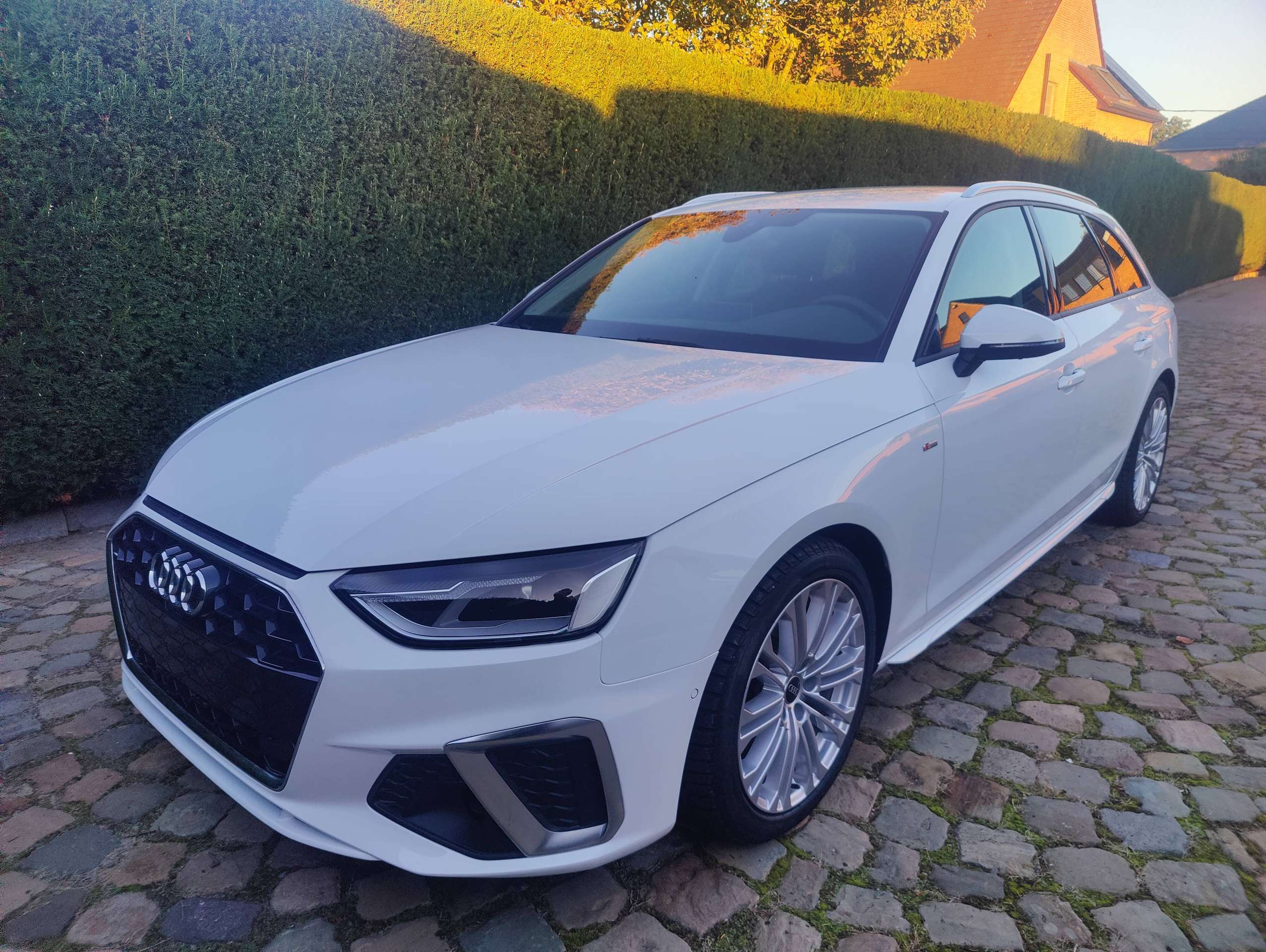 f82948d8-7f65-4296-84dd-e75adc64346c3-audi-a4-a4-avant-35-tfsi-sport-edition-s-line-s-tronic-20260926.jpg