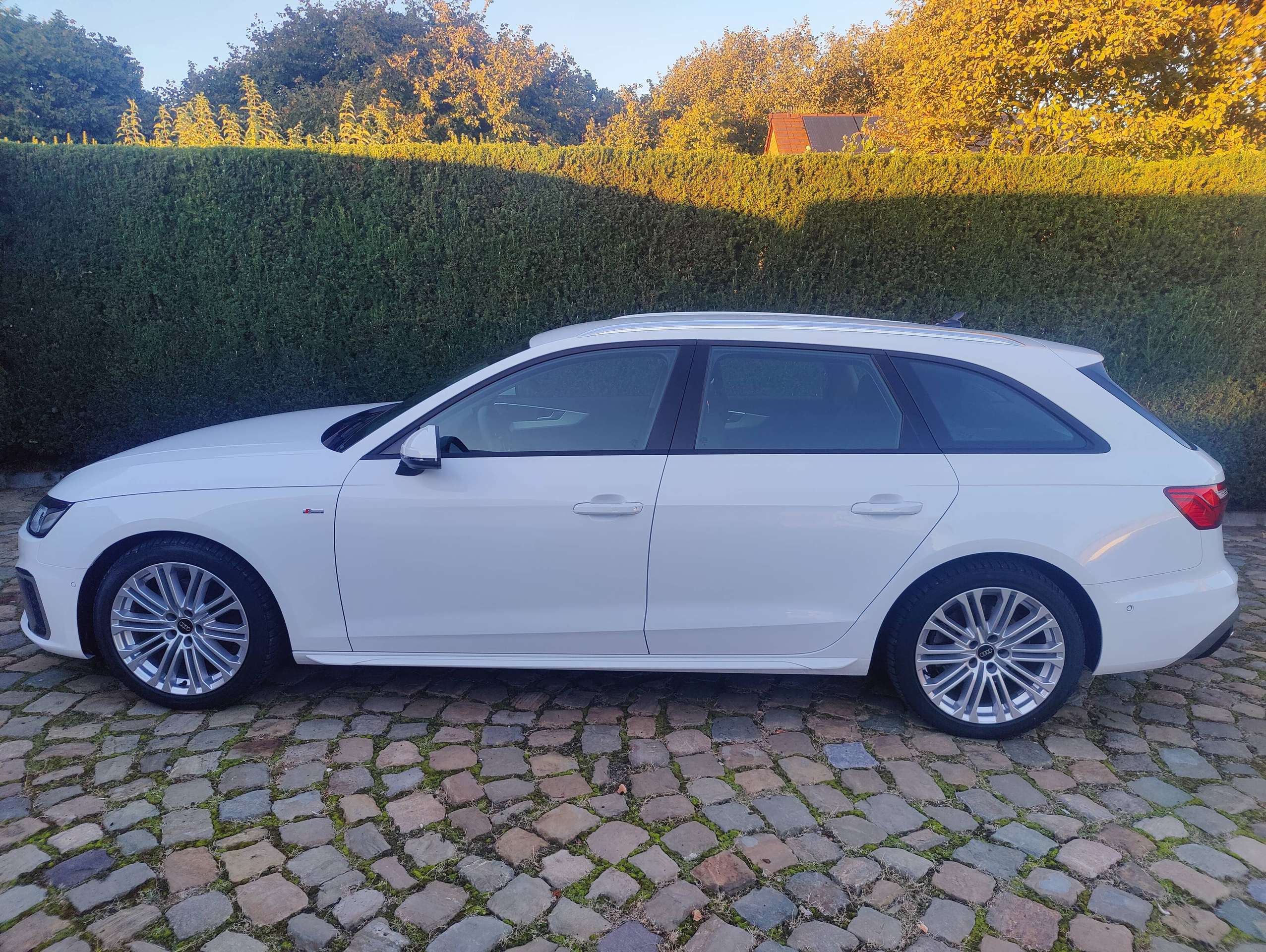 f82948d8-7f65-4296-84dd-e75adc64346c4-audi-a4-a4-avant-35-tfsi-sport-edition-s-line-s-tronic-20260926.jpg