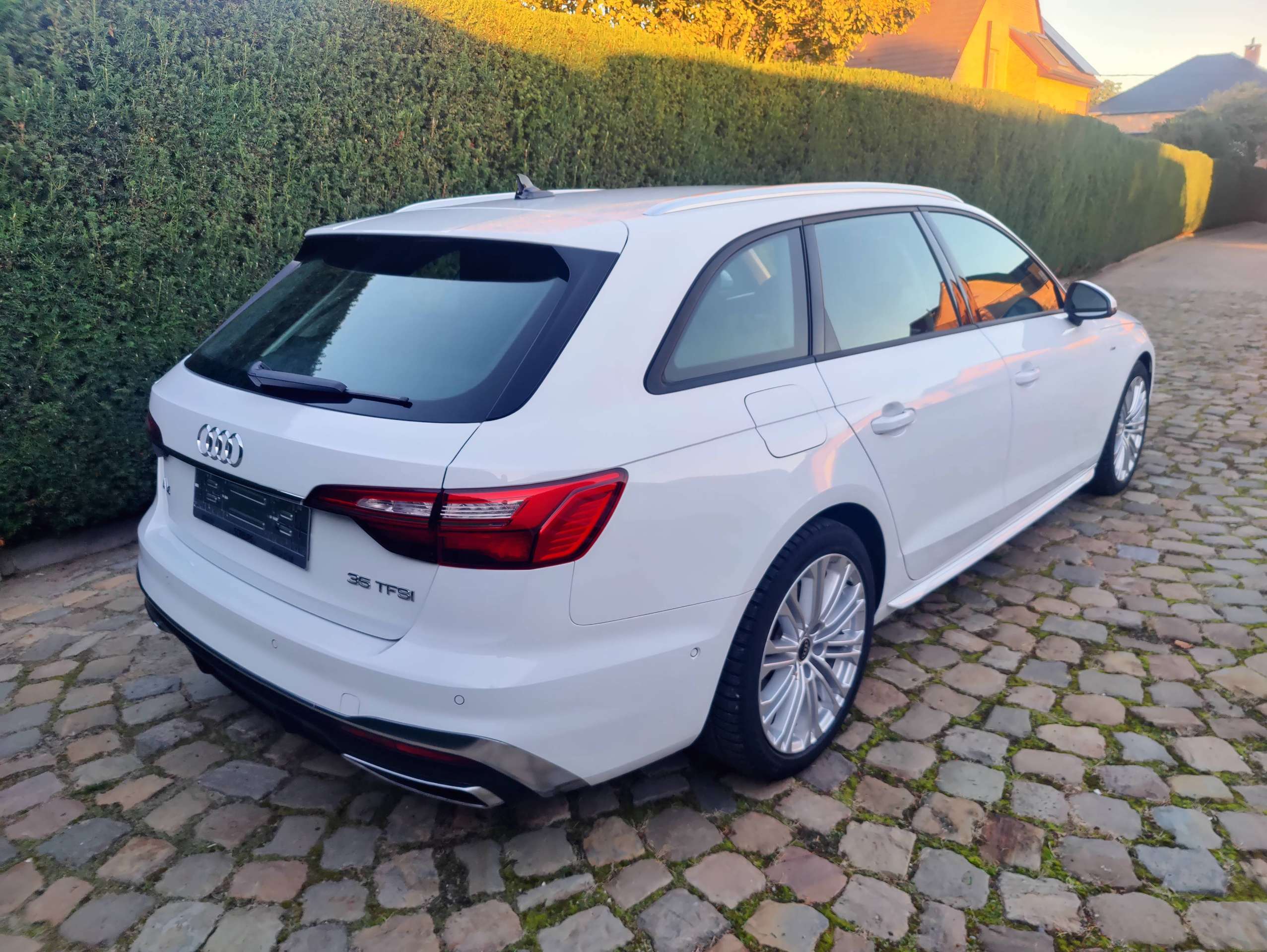 f82948d8-7f65-4296-84dd-e75adc64346c7-audi-a4-a4-avant-35-tfsi-sport-edition-s-line-s-tronic-20260926.jpg