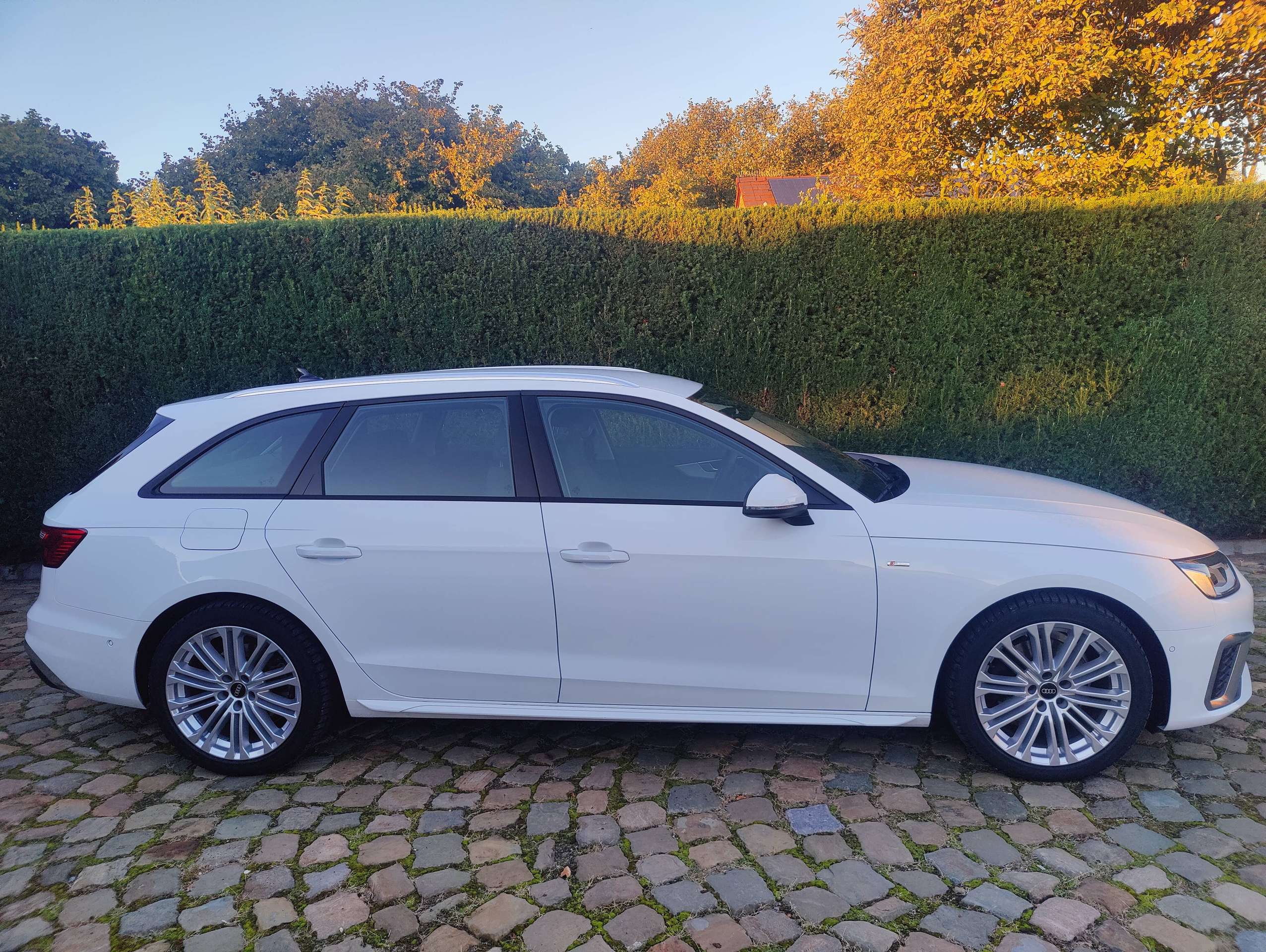 f82948d8-7f65-4296-84dd-e75adc64346c8-audi-a4-a4-avant-35-tfsi-sport-edition-s-line-s-tronic-20260926.jpg