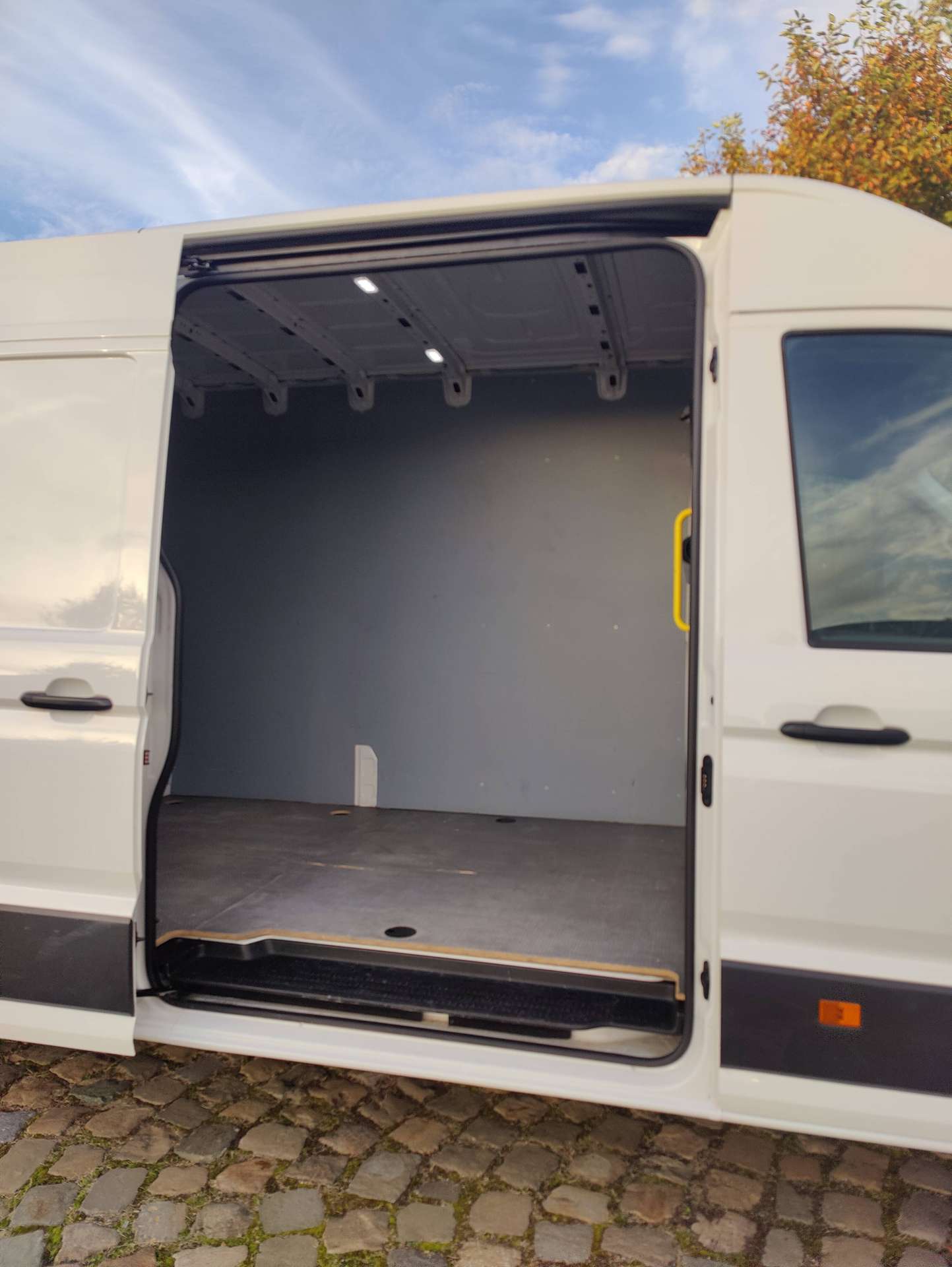 17864b4f-f419-47ec-91e0-5bb0a9ac18f012-volkswagen-crafter-crafter-2-0-cr-tdi-l4h3-navigatieandroid-auto-apple-carplay-20261003.jpg