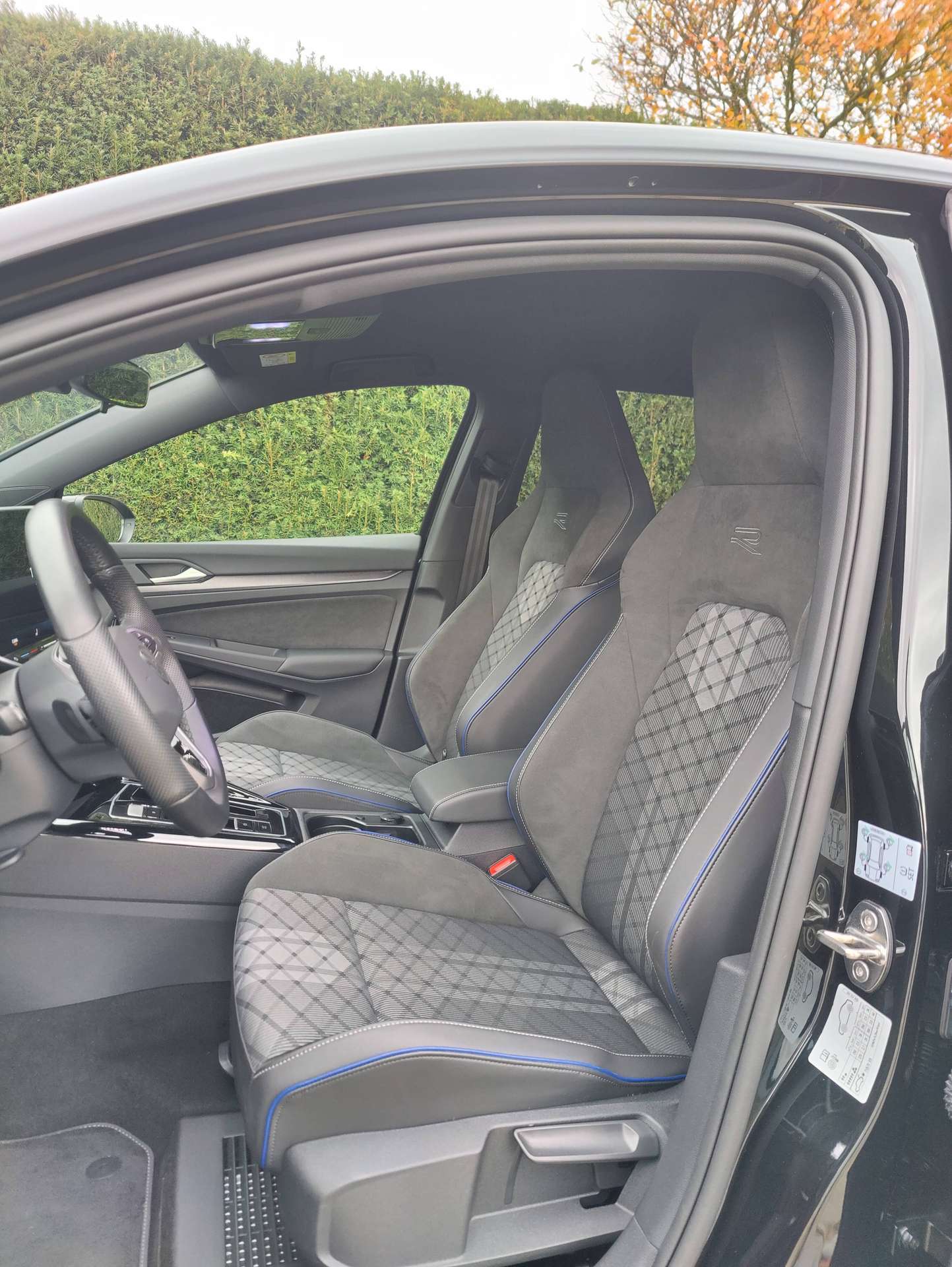 64ba123a-d59a-47fe-8fea-f020a377420211-volkswagen-golf-viii-1-5-etsi-r-line-20261022.jpg