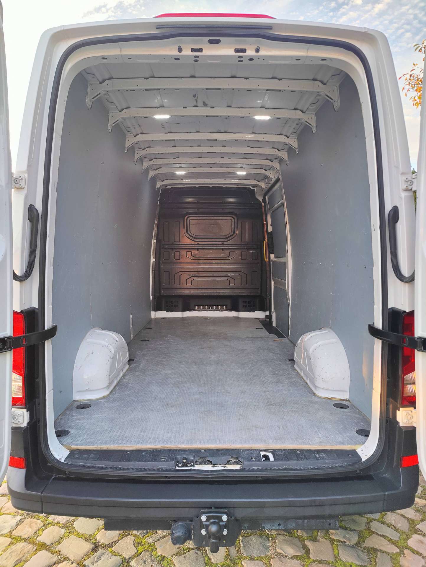 beeb930d-ab00-4c3f-80e2-efb07e91d06511-volkswagen-crafter-crafter-2-0-cr-tdi-l4h3-aut-20261003.jpg