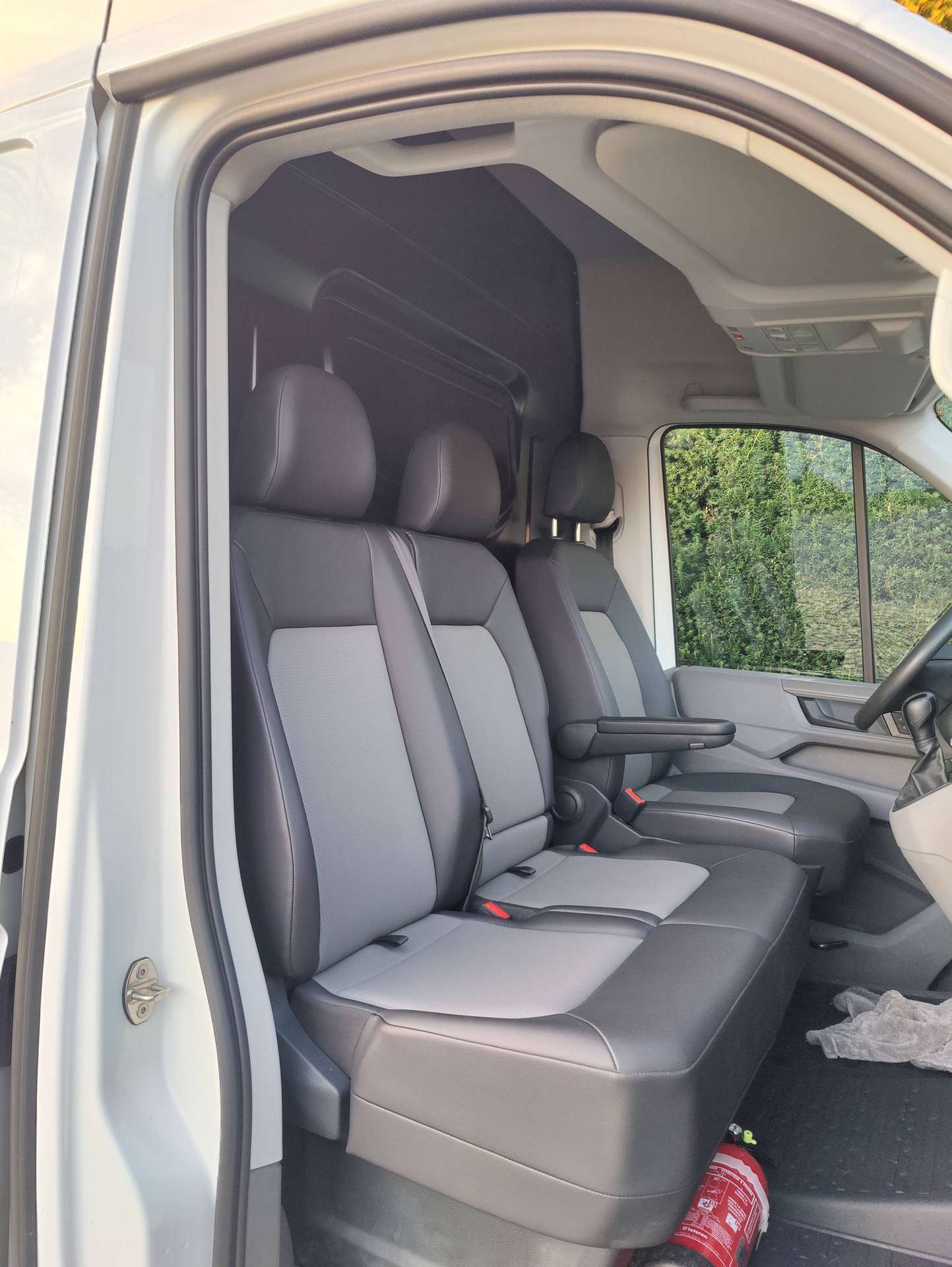 beeb930d-ab00-4c3f-80e2-efb07e91d06512-volkswagen-crafter-crafter-2-0-cr-tdi-l4h3-aut-20261003.jpg