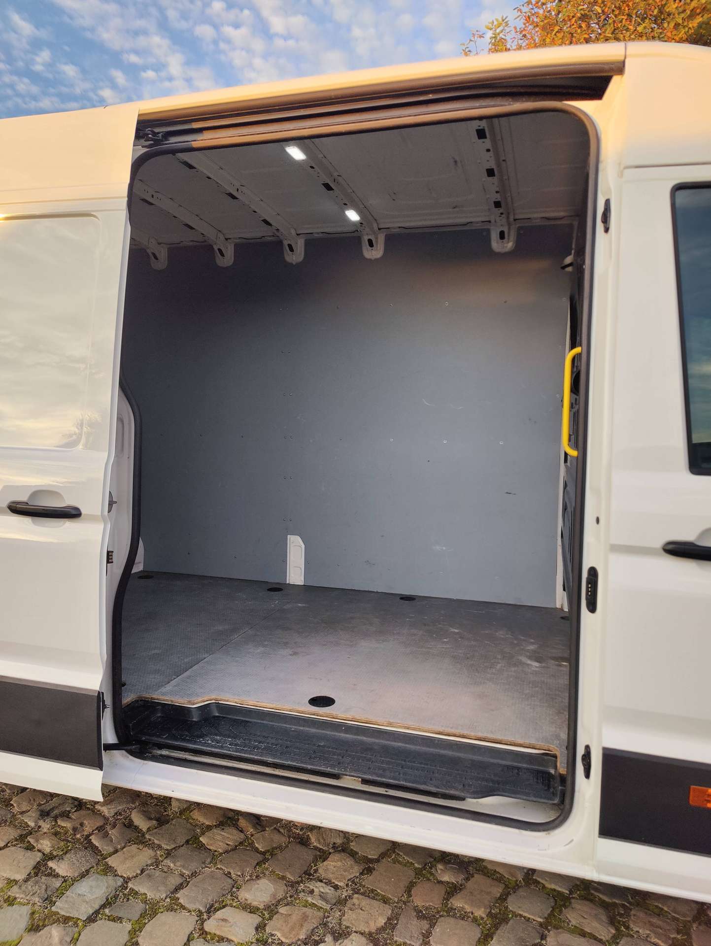 beeb930d-ab00-4c3f-80e2-efb07e91d06513-volkswagen-crafter-crafter-2-0-cr-tdi-l4h3-aut-20261003.jpg