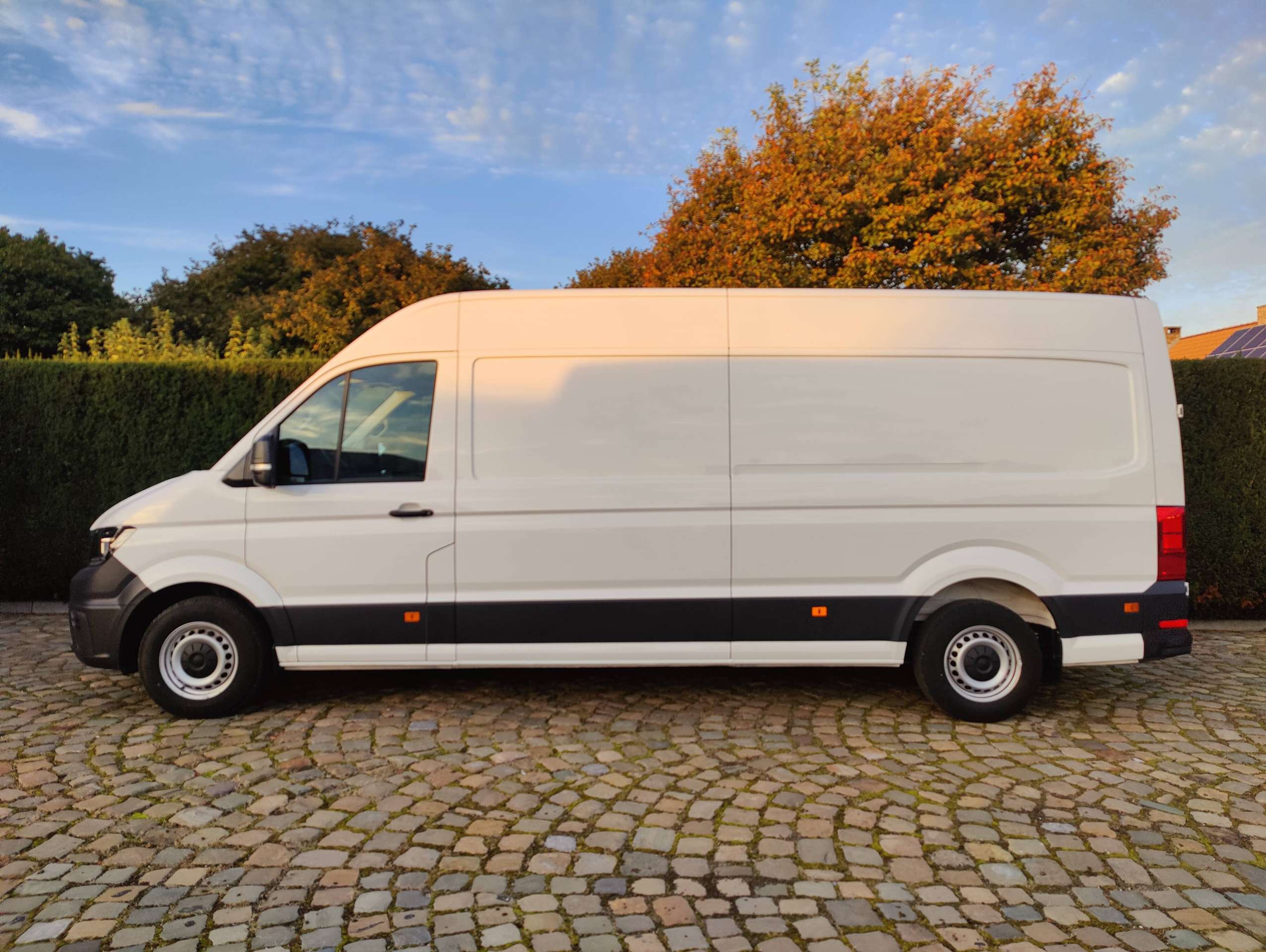 beeb930d-ab00-4c3f-80e2-efb07e91d0654-volkswagen-crafter-crafter-2-0-cr-tdi-l4h3-aut-20261003.jpg