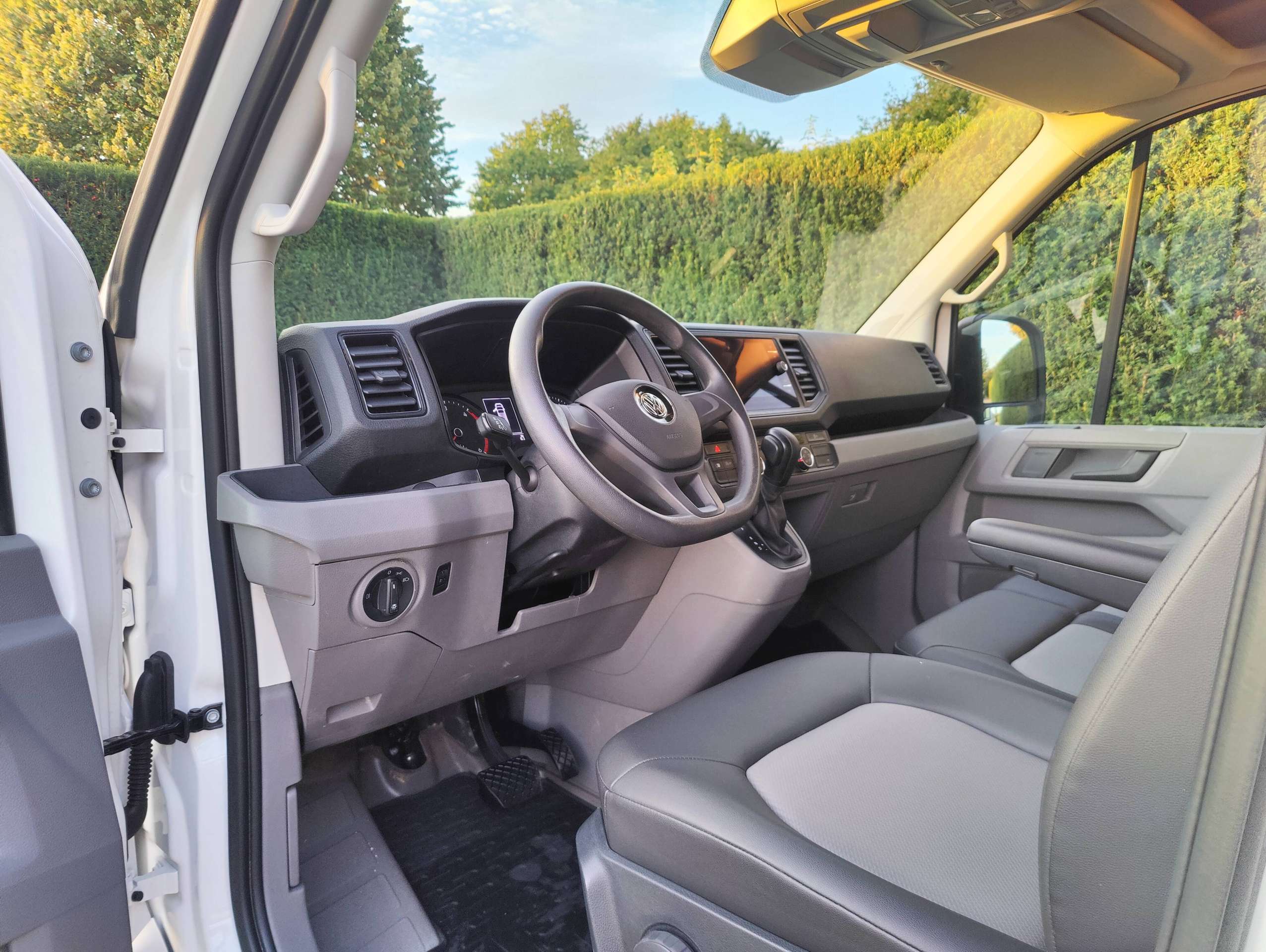 beeb930d-ab00-4c3f-80e2-efb07e91d0659-volkswagen-crafter-crafter-2-0-cr-tdi-l4h3-aut-20261003.jpg