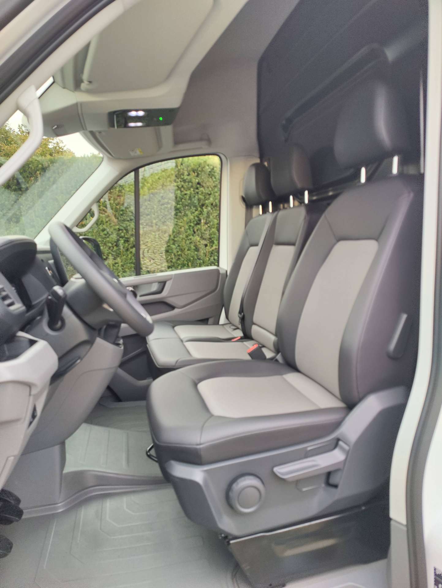 c09790ea-ab84-43cf-8bd3-311112a0303b10-volkswagen-crafter-crafter-2-0-cr-tdi-l4h3-euvi-e-20261020.jpg