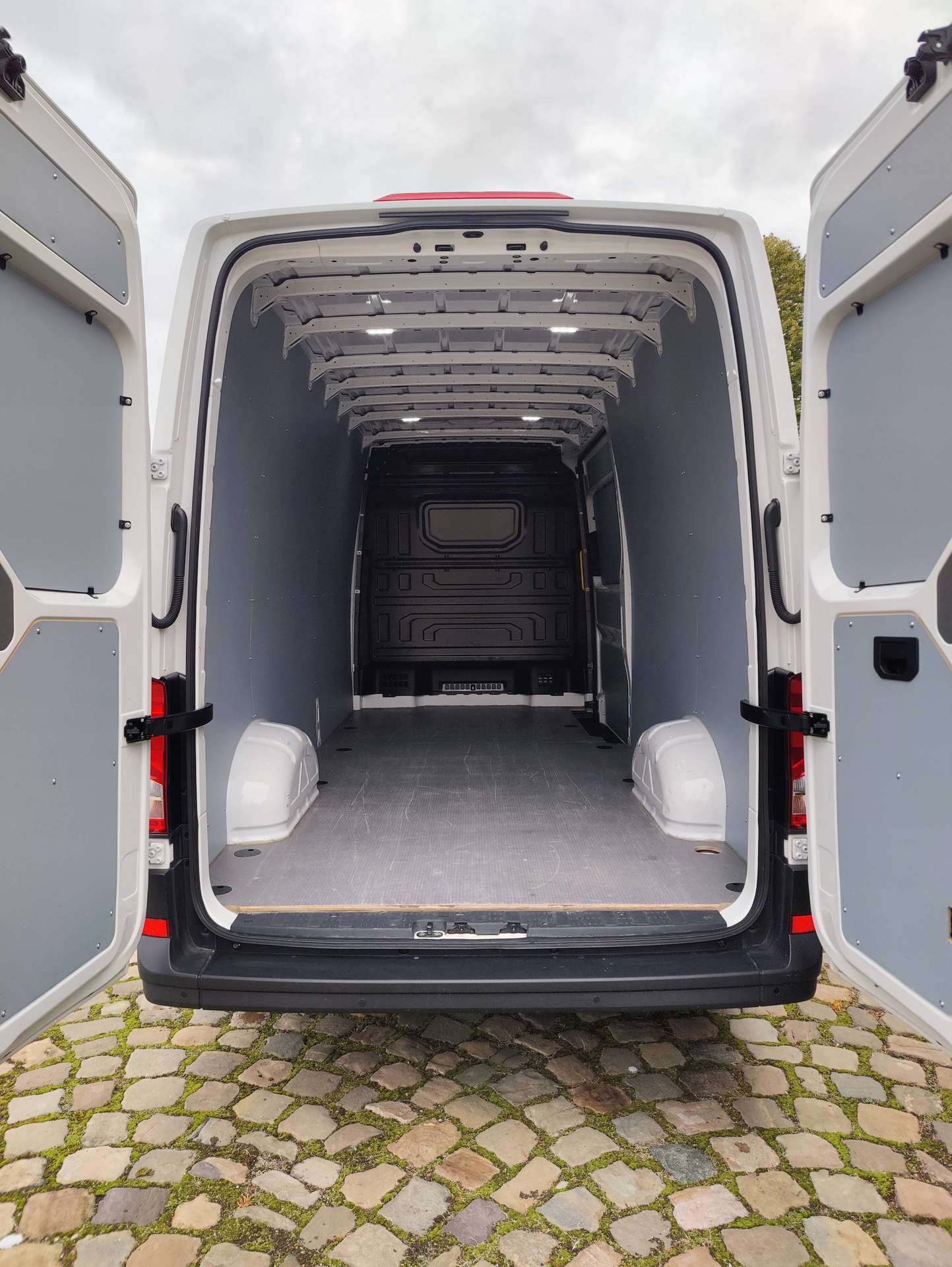 c09790ea-ab84-43cf-8bd3-311112a0303b11-volkswagen-crafter-crafter-2-0-cr-tdi-l4h3-euvi-e-20261020.jpg