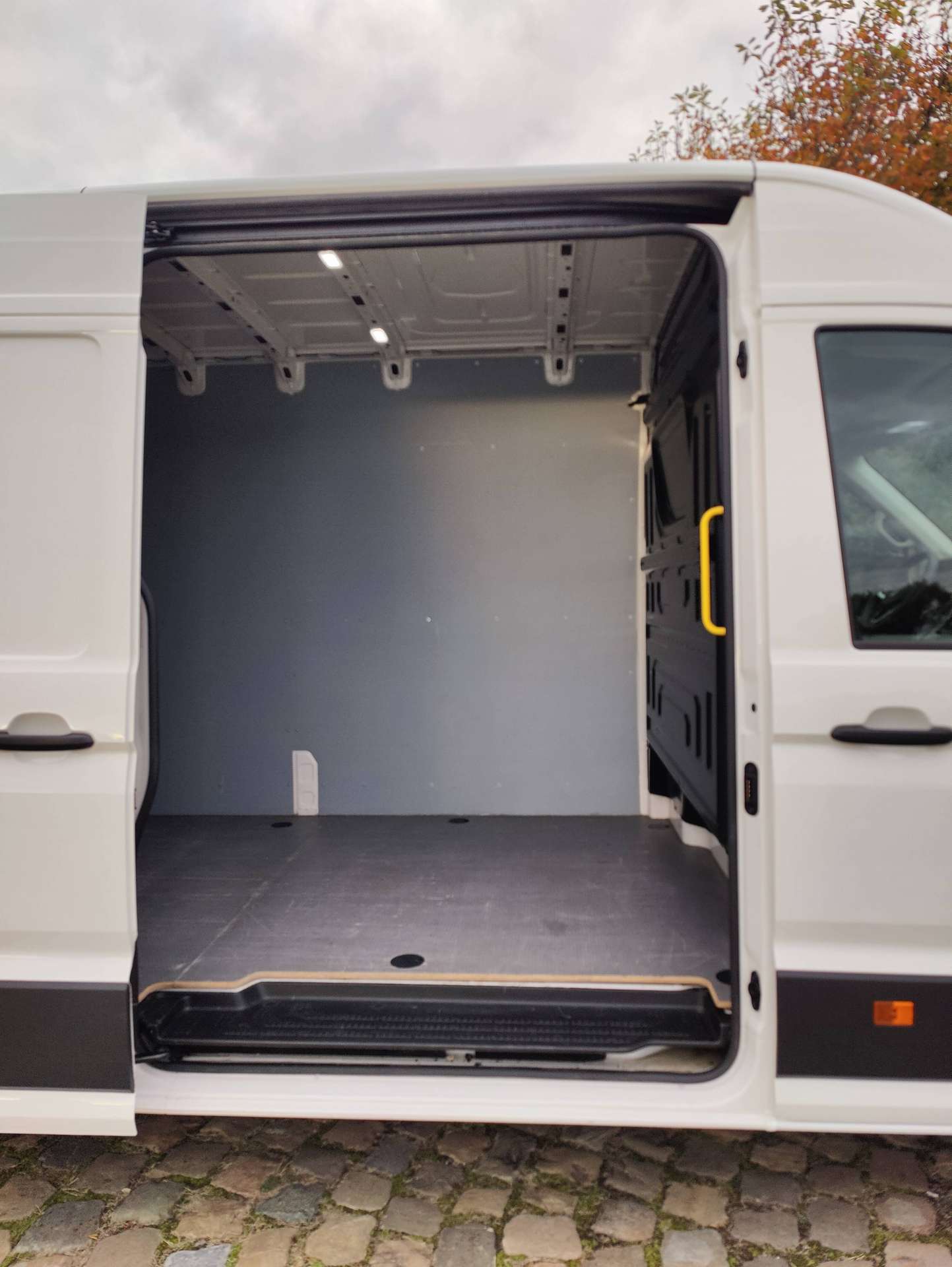 c09790ea-ab84-43cf-8bd3-311112a0303b12-volkswagen-crafter-crafter-2-0-cr-tdi-l4h3-euvi-e-20261020.jpg