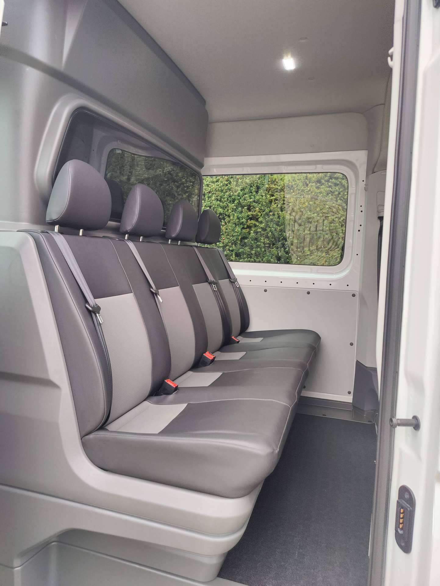 f784f39e-b004-4eb6-a132-5a50930e0ee212-volkswagen-crafter-crafter-2-0-cr-tdi-l3-7-plaatsen-20261010.jpg
